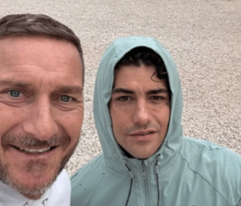 Francesco Totti, la corsetta mattutina al Circo Massimo con… Tony Effe: lo scatto virale