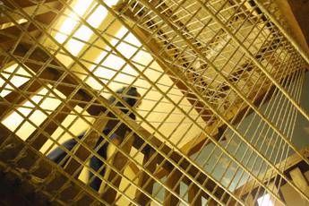 Francia, rivolta in diversi penitenziari: mezzi incendiati e spari