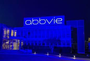 Giornata mondiale del Parkinson, AbbVie per ‘Spark the night’ si illumina di blu