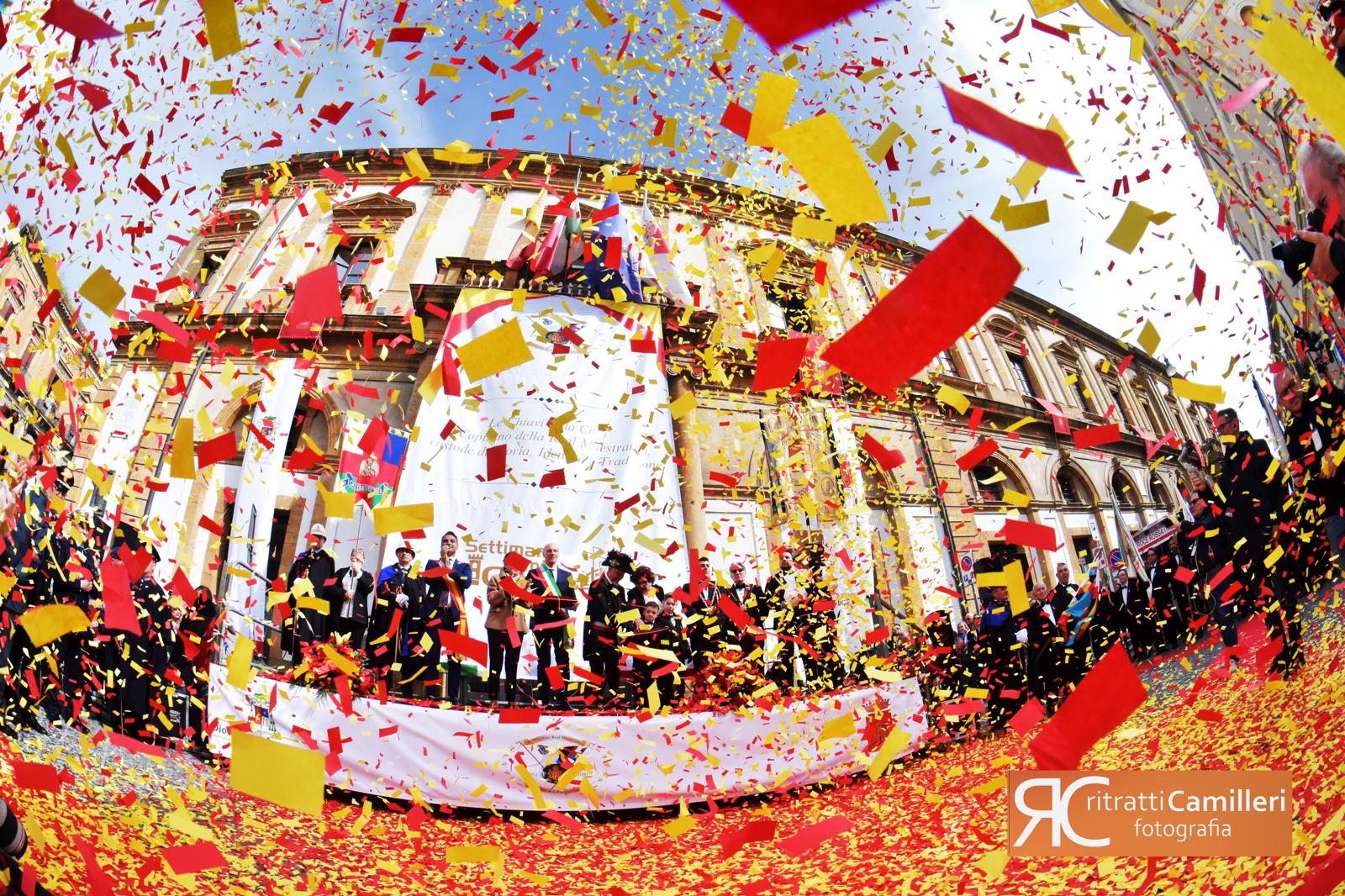 Caltanissetta. Real Maestranza, Inno di Mameli e coriandoli con i colori della città abbracciano i nisseni: il rito della consegna delle chiavi tra tradizione e innovazione