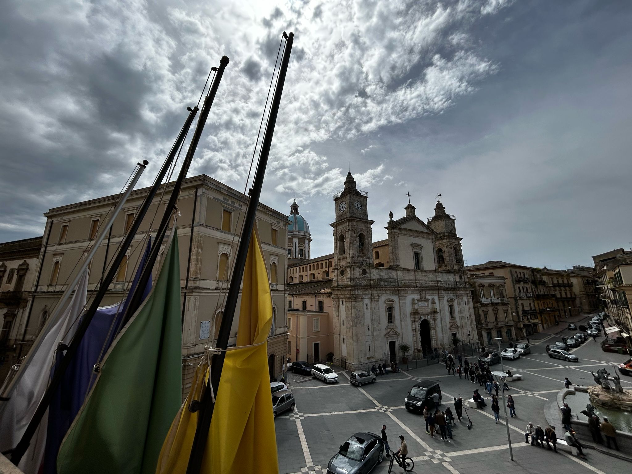 Caltanissetta. L’Amministrazione comunale esprime profondo cordoglio per la scomparsa di Papa Francesco. Bandiere a mezz’asta a Palazzo del Carmine