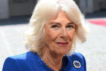 Il look della regina Camilla in Italia: sobrietà e spille ‘eredità’ di Elisabetta II