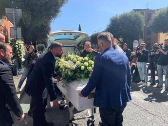 Ilaria Sula, fiori e striscioni a Terni per la studentessa uccisa: “Basta violenza sulle donne”