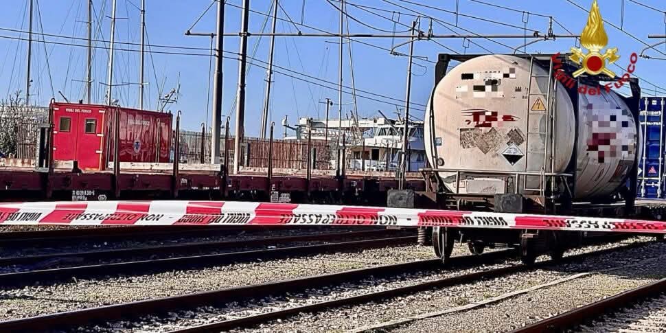 Sversamento acido da un vagone alla stazione ferroviaria di Messina, Nbcr sul posto