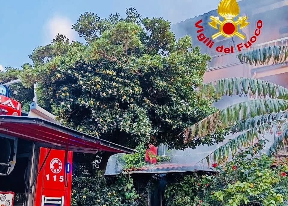 Donna morta in incendio, ancora fiamme nella villetta a Palermo