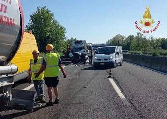 Incidente in A13, furgone tampona autocisterna: un morto e autostrada in tilt