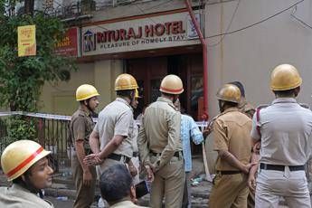 India, incendio in albergo a Calcutta: almeno 15 morti