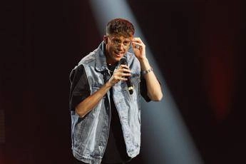 LDA, il racconto choc: “Mi ha insultato e augurato la morte per aver ordinato colazione in camera”