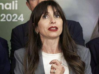 La governatrice Stefania Proietti denuncia: “Contro di me meme e insulti sessisti”