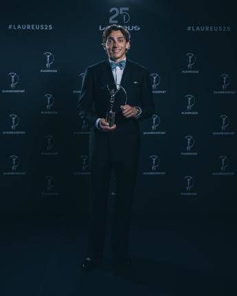 Laureus Awards, Duplantis è lo ‘Sportivo dell’Anno’, Simon Biles vince tra le donne