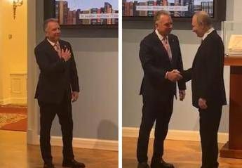 Mano sul cuore per salutare Putin, il gesto dell’uomo di Trump – Foto