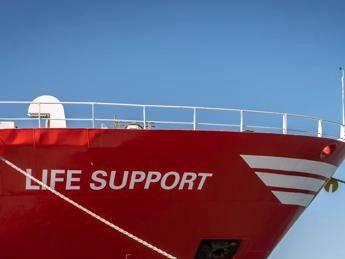 Mare forza 7, Life Support con 215 migranti a bordo chiede porto più vicino