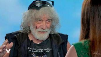 Mauro Corona a Verissimo: “Senza patente da 2 mesi per il vino”