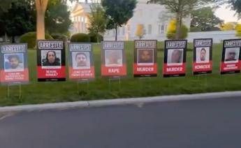 Migranti, l’ultima trovata di Trump: le foto sul prato della Casa Bianca