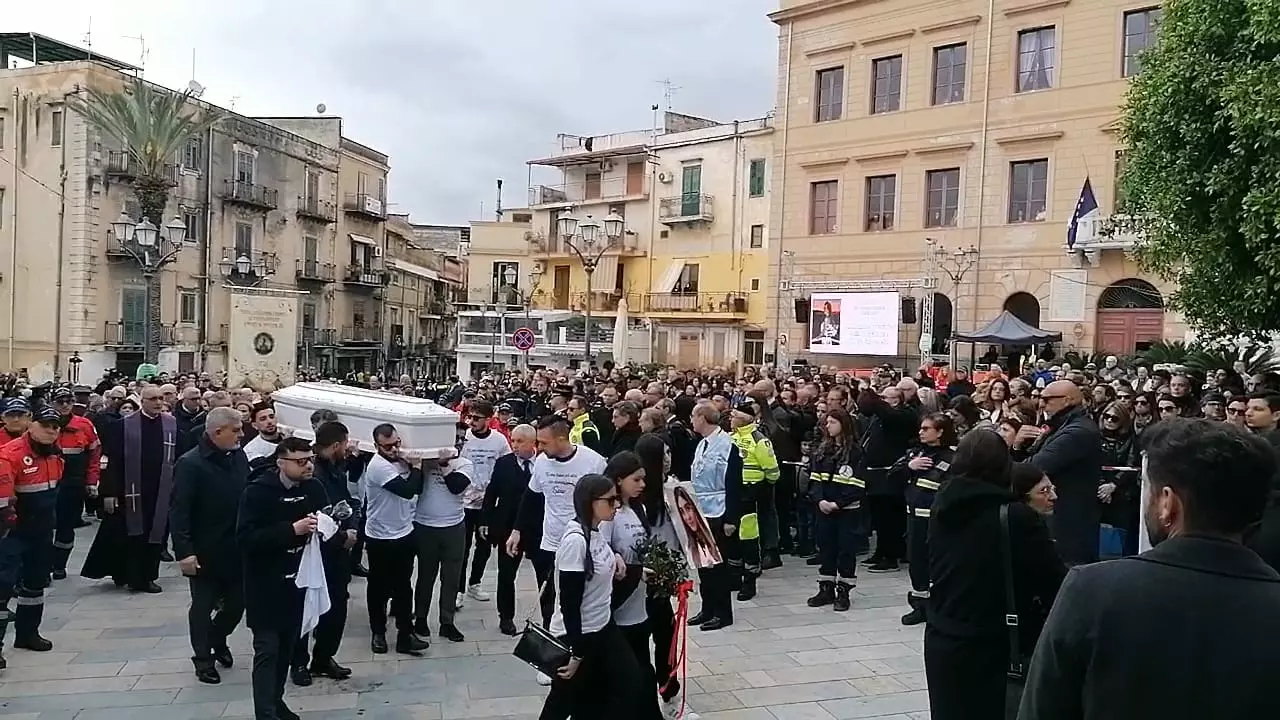 A Misilmeri l’ultimo saluto a Sara, la studentessa vittima di femminicidio a Messina