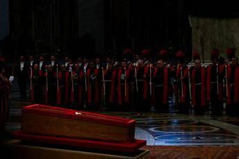 Morte Papa Francesco, dalle catacombe ai riti barocchi: il funerale pontificio nei secoli