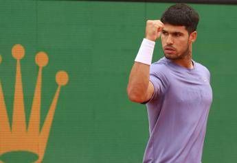 Musetti combatte, poi si fa male: in finale a Montecarlo vince Alcaraz