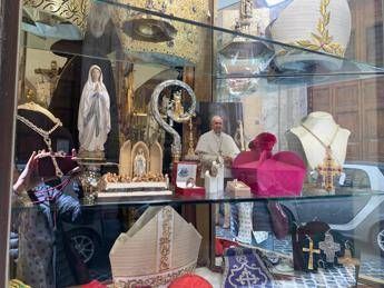 Negozio arredi sacri Ghezzi: ”Da vescovo Francesco comprò qui la prima croce in metallo”