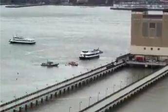 New York, elicottero precipita nel fiume Hudson – Video