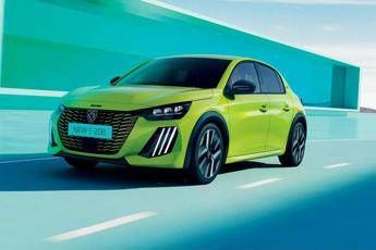 Nuova Peugeot E-208, maggiore autonomia e ricarica bidirezionale