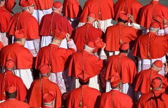 Nuovo Papa, come funziona il Conclave: niente cellulari né tv, clausura assoluta per i cardinali