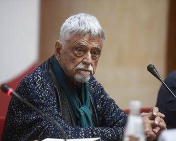 Papa Francesco, Occhetto: “Fustigatori di migranti ora si inchinano a lui”