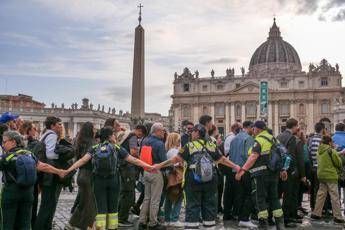 Papa Francesco, San Pietro torna a riempirsi di fedeli per l’omaggio a Bergoglio – Video