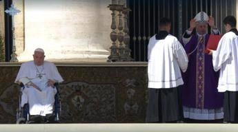 Papa Francesco a sorpresa in piazza San Pietro per il Giubileo dei malati: “Grazie tante”
