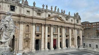Papa Francesco, da oggi salma a San Pietro: l’omaggio dei fedeli. Sabato i funerali, attese oltre 200mila persone