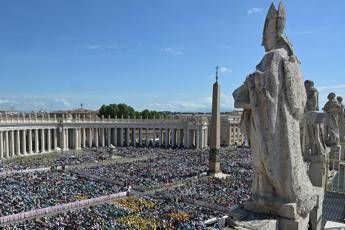 Papa Francesco, folla per la messa in suffragio a San Pietro: “Senso di smarrimento”