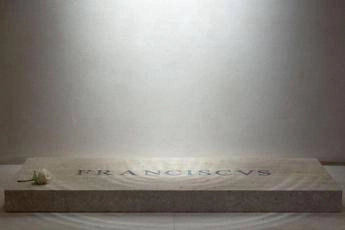 Papa Francesco, la tomba e l”errore’ che fa discutere: la foto