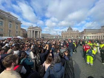 Papa Francesco, riaperta San Pietro: già oltre 128mila persone per l’omaggio – Diretta
