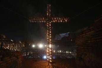 Papa ha preparato meditazioni Via Crucis al Colosseo, sarà guidata dal card. Reina