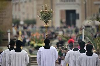 Papa, omelia per la Domenica delle Palme: “Portiamo la croce di chi soffre accanto a noi”