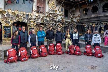 Pechino Express, prima corsa in Nepal: coppie si giocano la semifinale