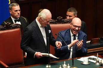 Quasi ‘sold out’ per Carlo alla Camera: il re tocca le corde giuste e conquista l’Aula