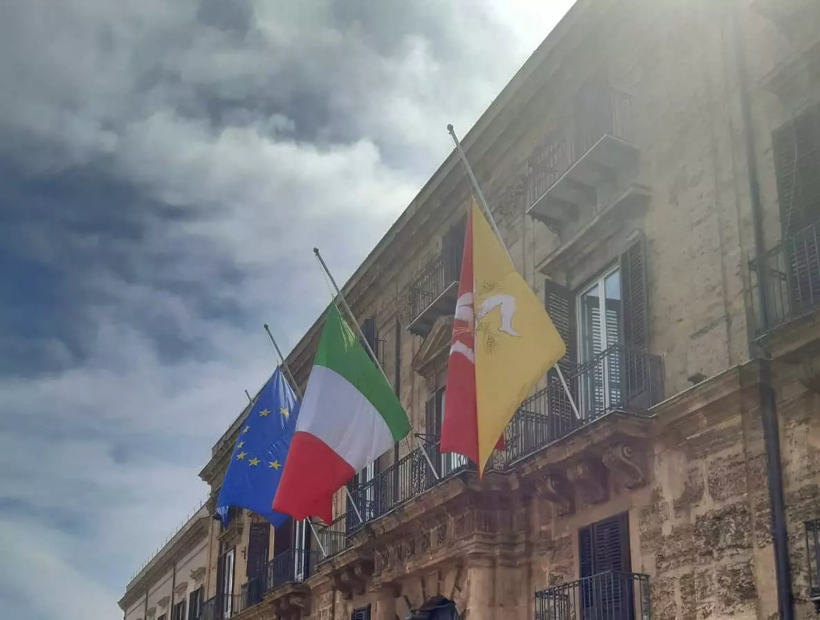 Papa Francesco, bandiere a mezz’asta in segno di lutto in tutta la Sicilia