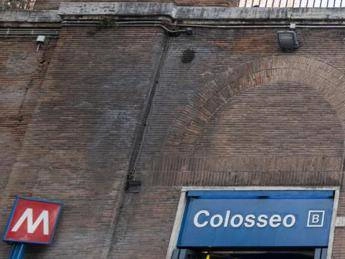 Roma, rissa davanti a metro Colosseo: accoltellato un 20enne
