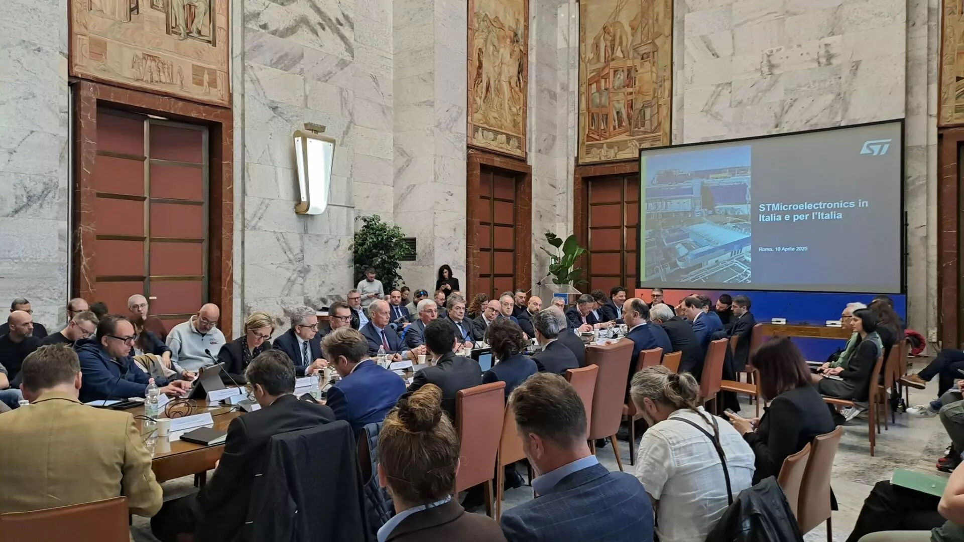 Stm presenta piano industriale, Urso “Ora i tavoli tecnici”