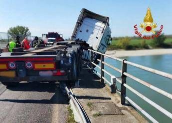 Sfonda guardrail e resta in bilico sul Po: paura per camion a Cremona