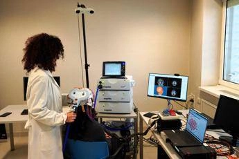 Stimolazione magnetica dimezza progressione Alzheimer, studio italiano