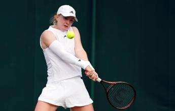 Tennista serve e sviene in campo: paura a Bogotà – Video