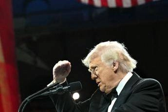 Trump senza freni: “Paesi mi baciano il sedere per accordo su dazi”