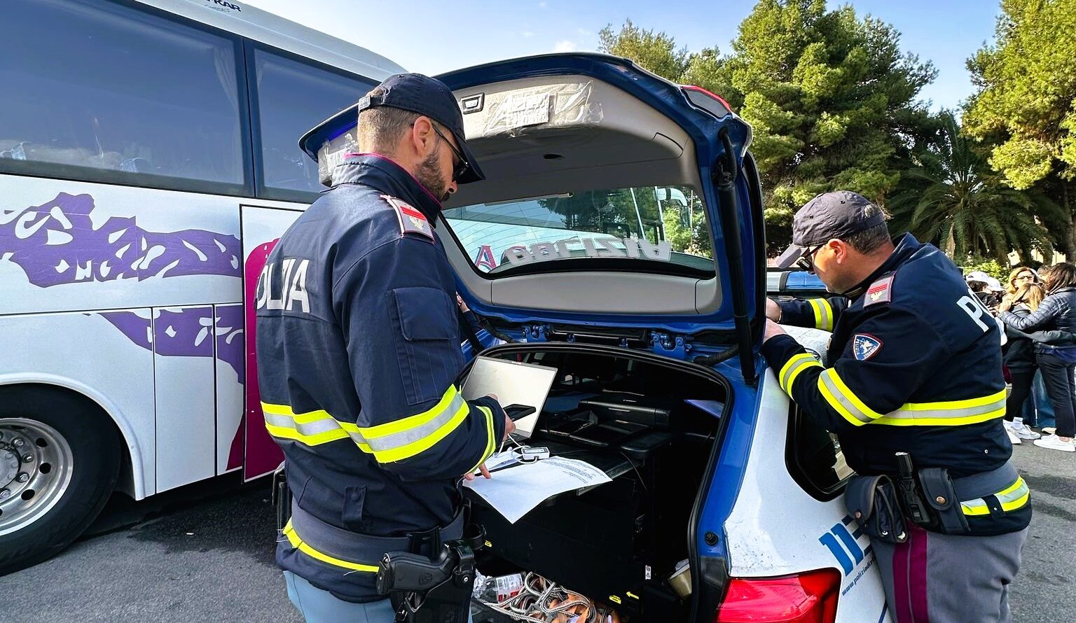 Controlli a Gela su un pullman in procinto di partire per una gita scolastica: autista trovato con la carta di qualificazione del conducente scaduta