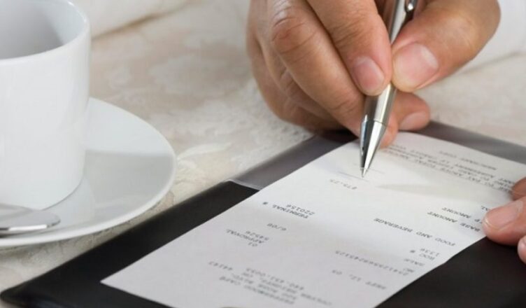 Consuma pranzo al ristorante ma non ha i soldi per pagare oltre 100 euro di conto: denunciato dalla Polizia
