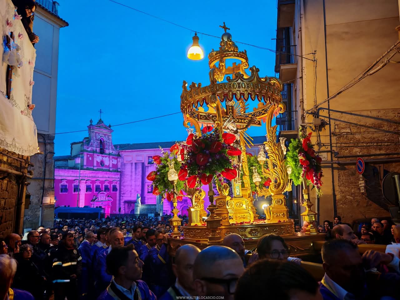Caltanissetta. “Viva la Misericordia di Dio”, a piedi scalzi e intonando le ladate i Fogliamari portano in Processione il Signore della Città