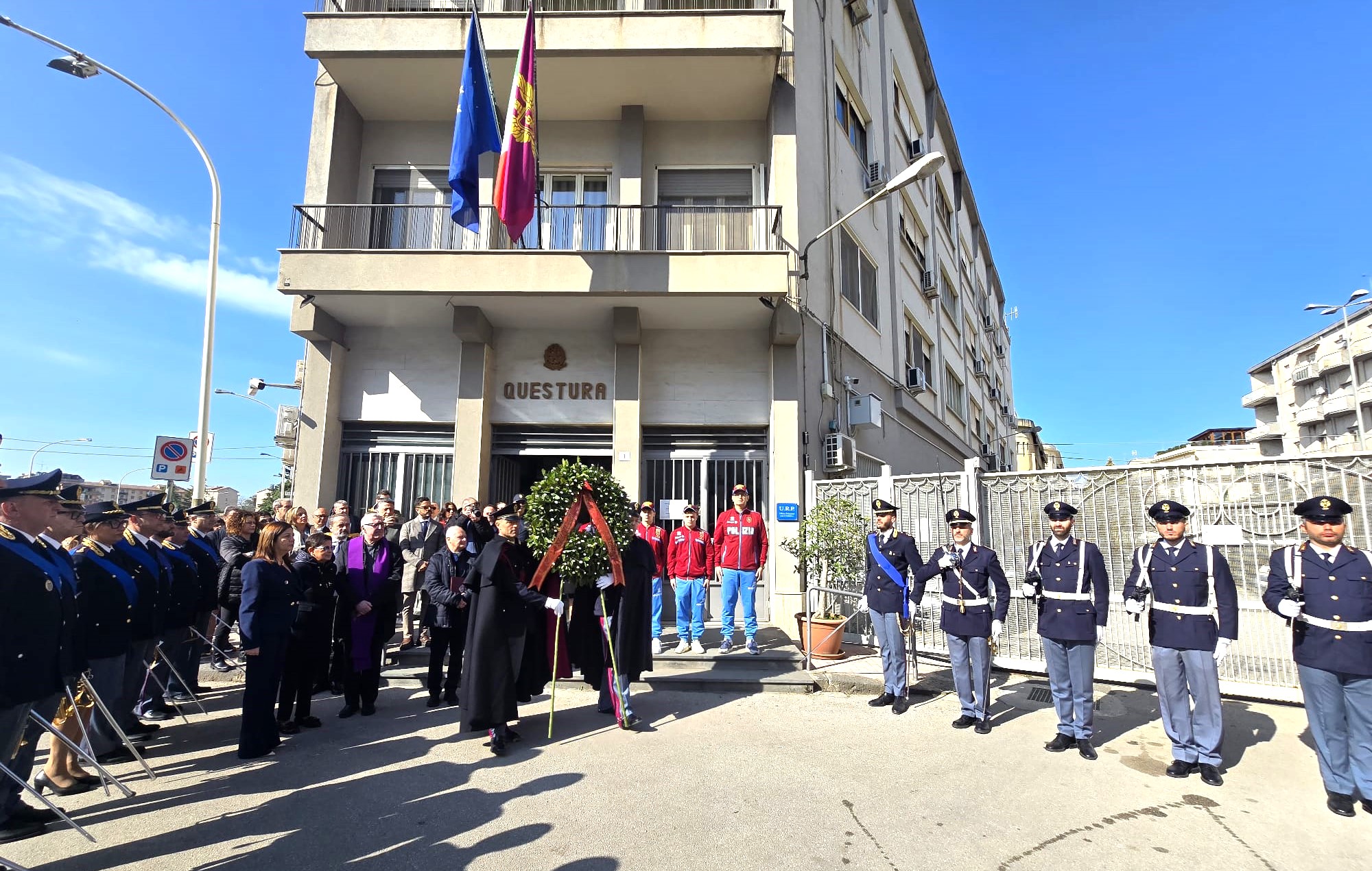 Caltanissetta. 173° Anniversario della Fondazione della Polizia di Stato: deposta corona presso il monumento ai caduti