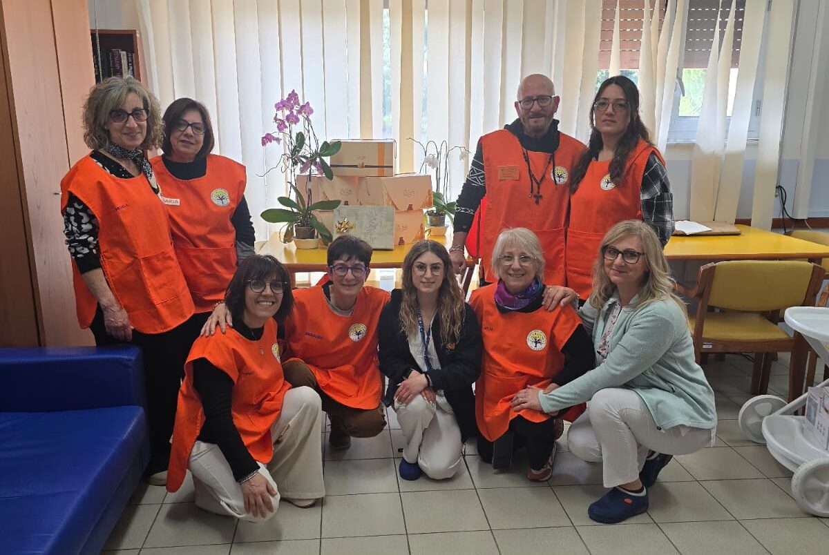 I volontari dell’Associazione Amici dell’Hospice San Cataldo Onlus donano amore e colombe pasquali ai pazienti ospiti del reparto Hospice dell’ospedale “M. Raimondi” di San Cataldo