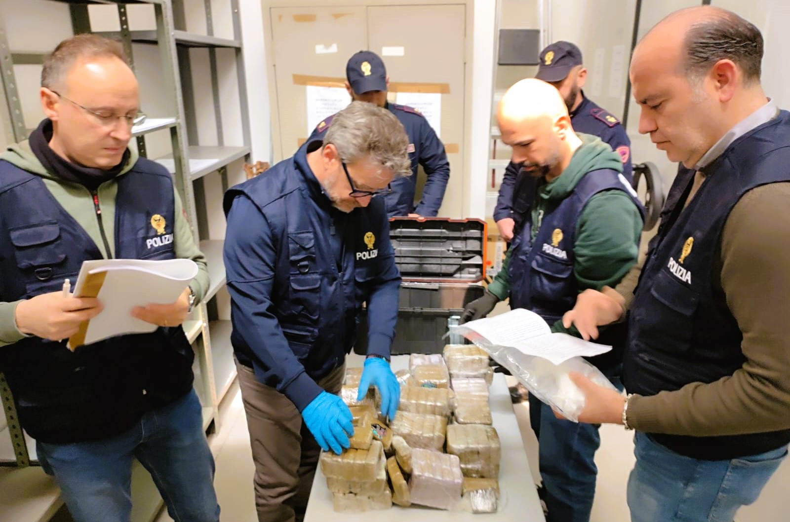 Nel Nisseno sequestrati dalla Polizia 19 chili di hashish e 330 grammi di cocaina, arrestato un giovane