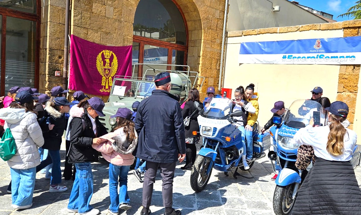 Caltanissetta. 173° Anniversario della fondazione della Polizia di Sato, studenti protagonisti con l’Inno d’Italia